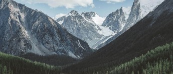 欧乐影视读前先打问号：先看镜头是不是只给一面，再删掉情绪词（写作也能用）